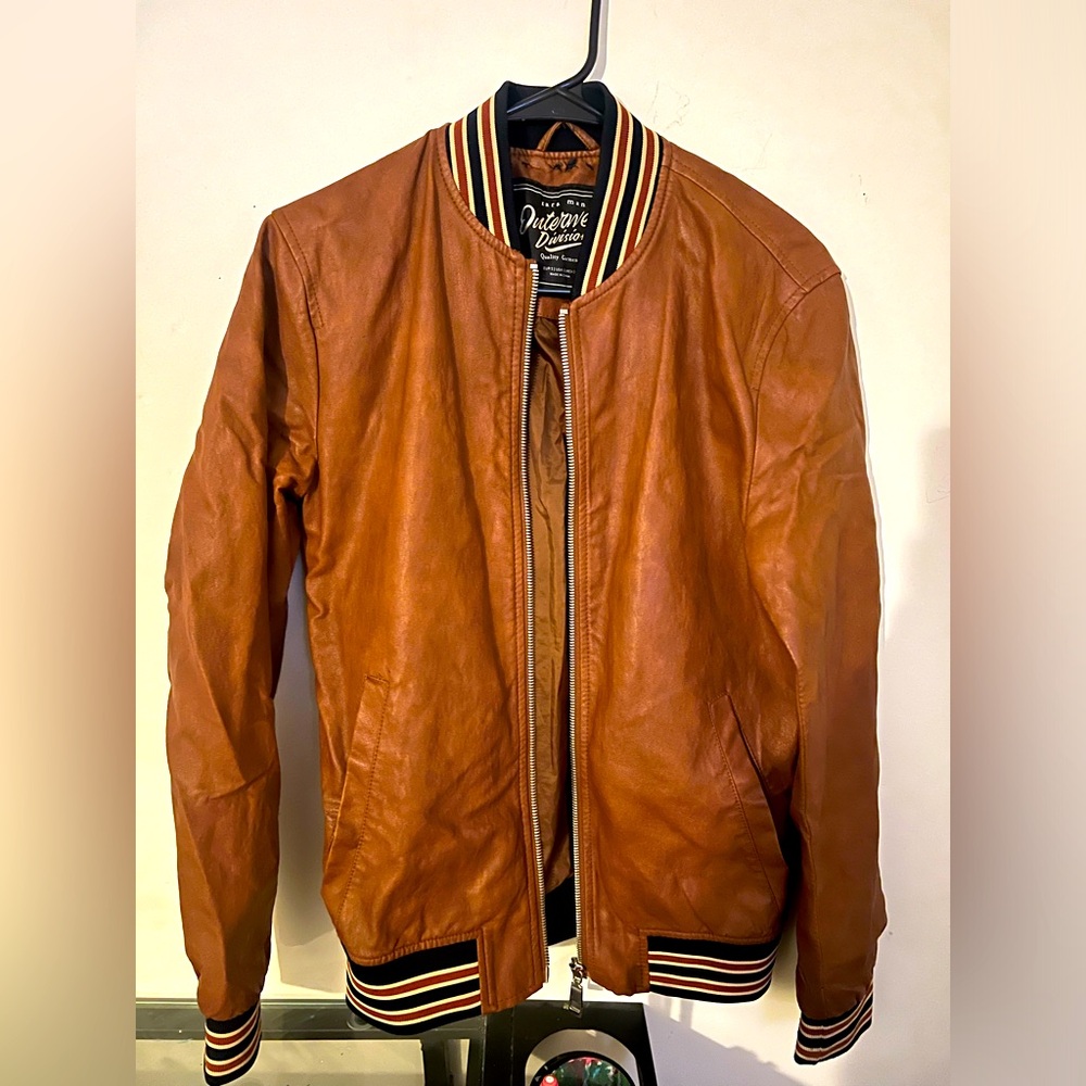 Really awesome bomber jacket. In great condition!!